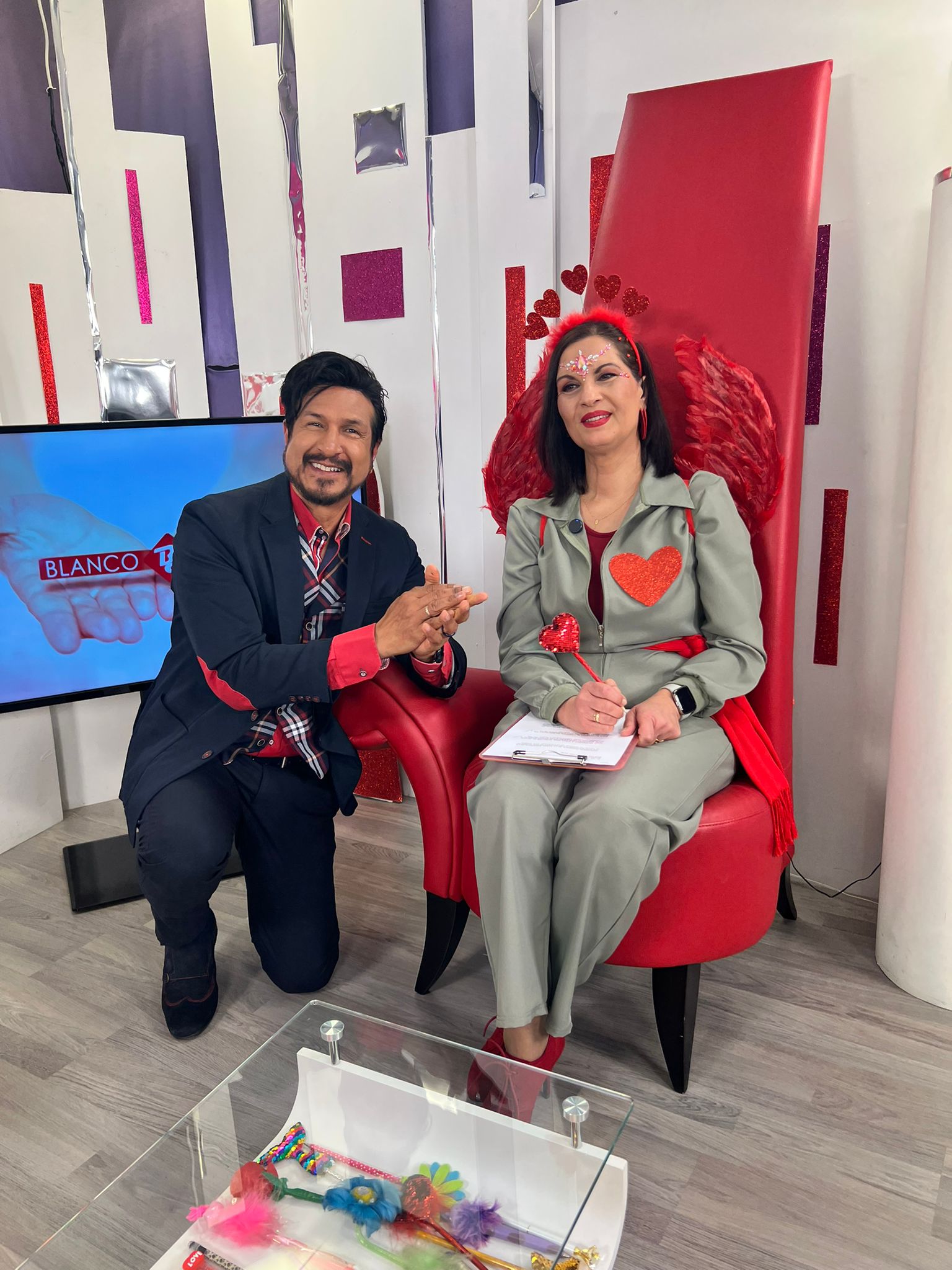 Fresca y muy genial entrevista (min 5:05)  en el programa Blanco Satén de tuweb TV anunciando nuestro concierto en San Javier, Teatro de invierno el sábado 21 de febrero a las 20:00